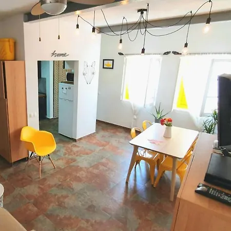 شقة Lovelystay - Yellow Submarine House