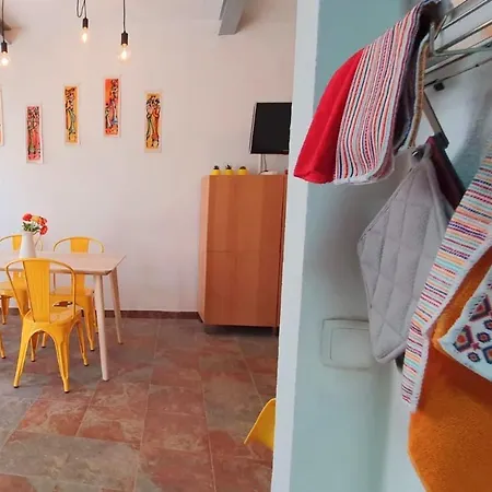 Lovelystay - Yellow Submarine House Apartment Lagos