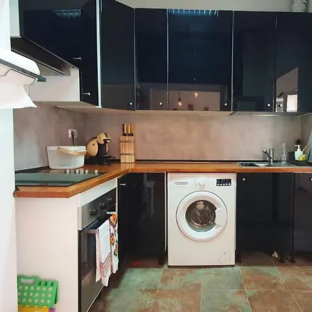 Lovelystay - Yellow Submarine House Apartment